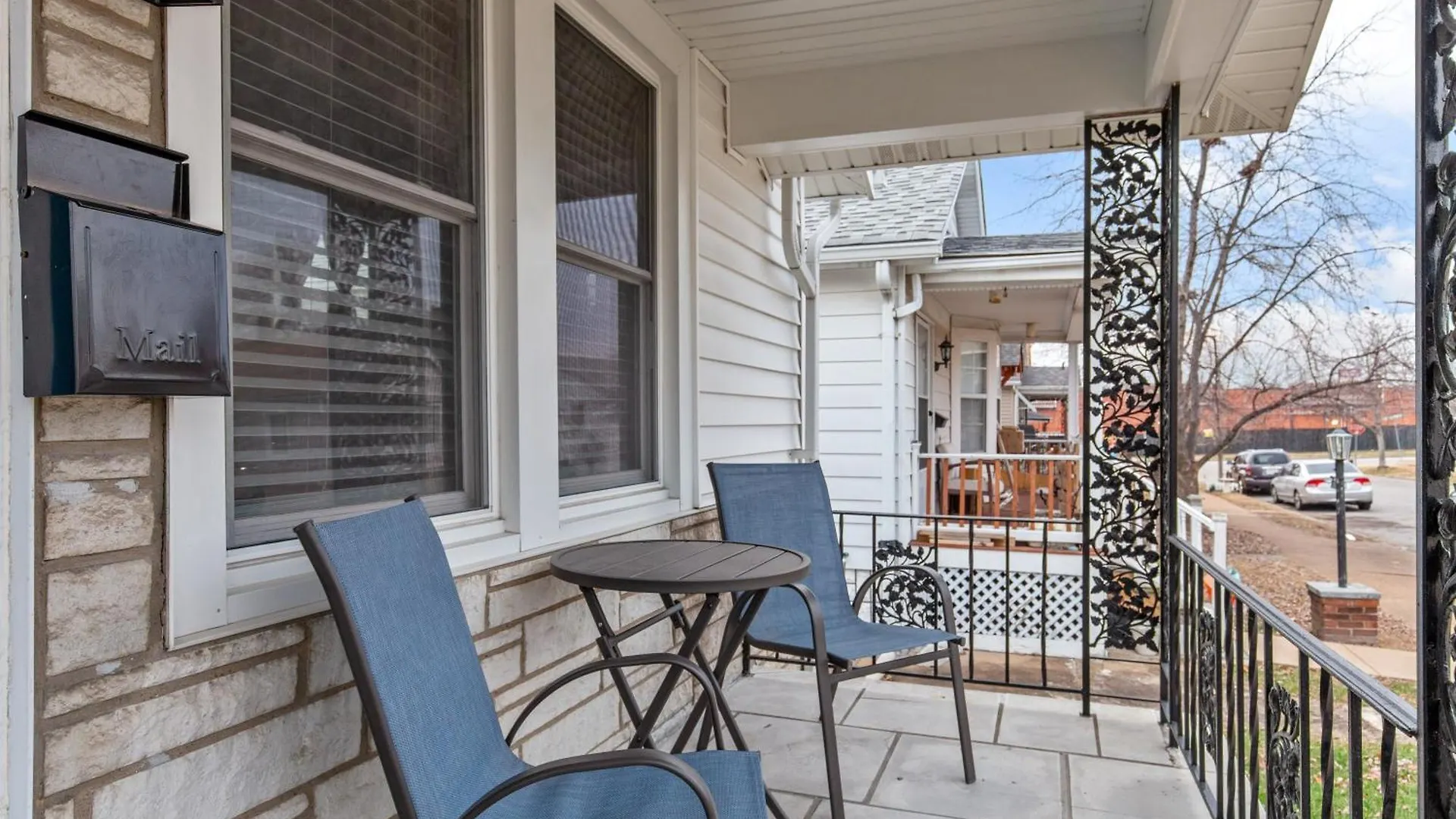 4456 Blue Door Bungalow Saint-Louis
